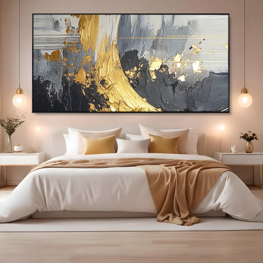 Tablou canvas cu pictura abstracta cu arc aurit si texturi gri, in rama de aluminiu negru, pe perete intr-un dormitor